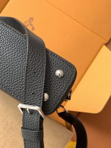 Louis Vuitton Card Holder M11908 in Black