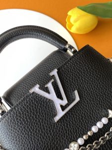 Louis Vuitton Card Holder M11908 in Black