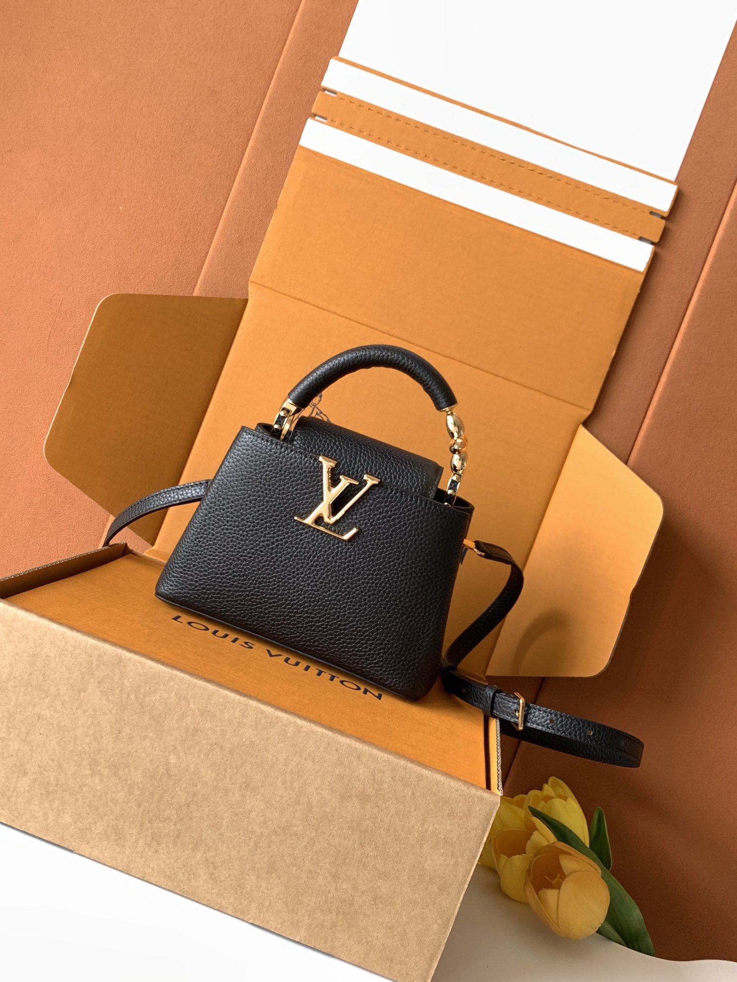 Louis Vuitton Handbag M23943 in Black