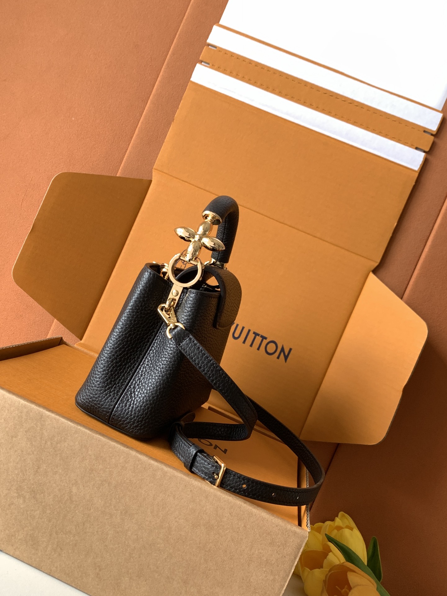 Louis Vuitton Handbag M23943 in Black
