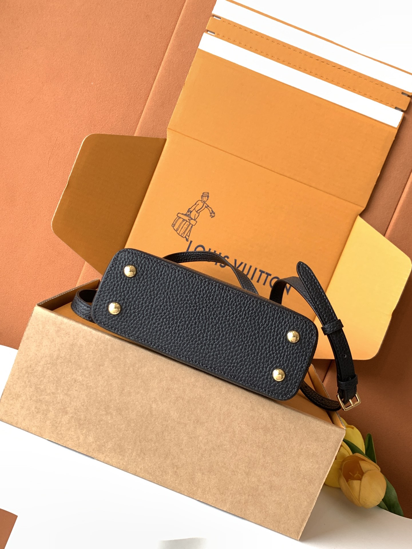 Louis Vuitton Handbag M23943 in Black