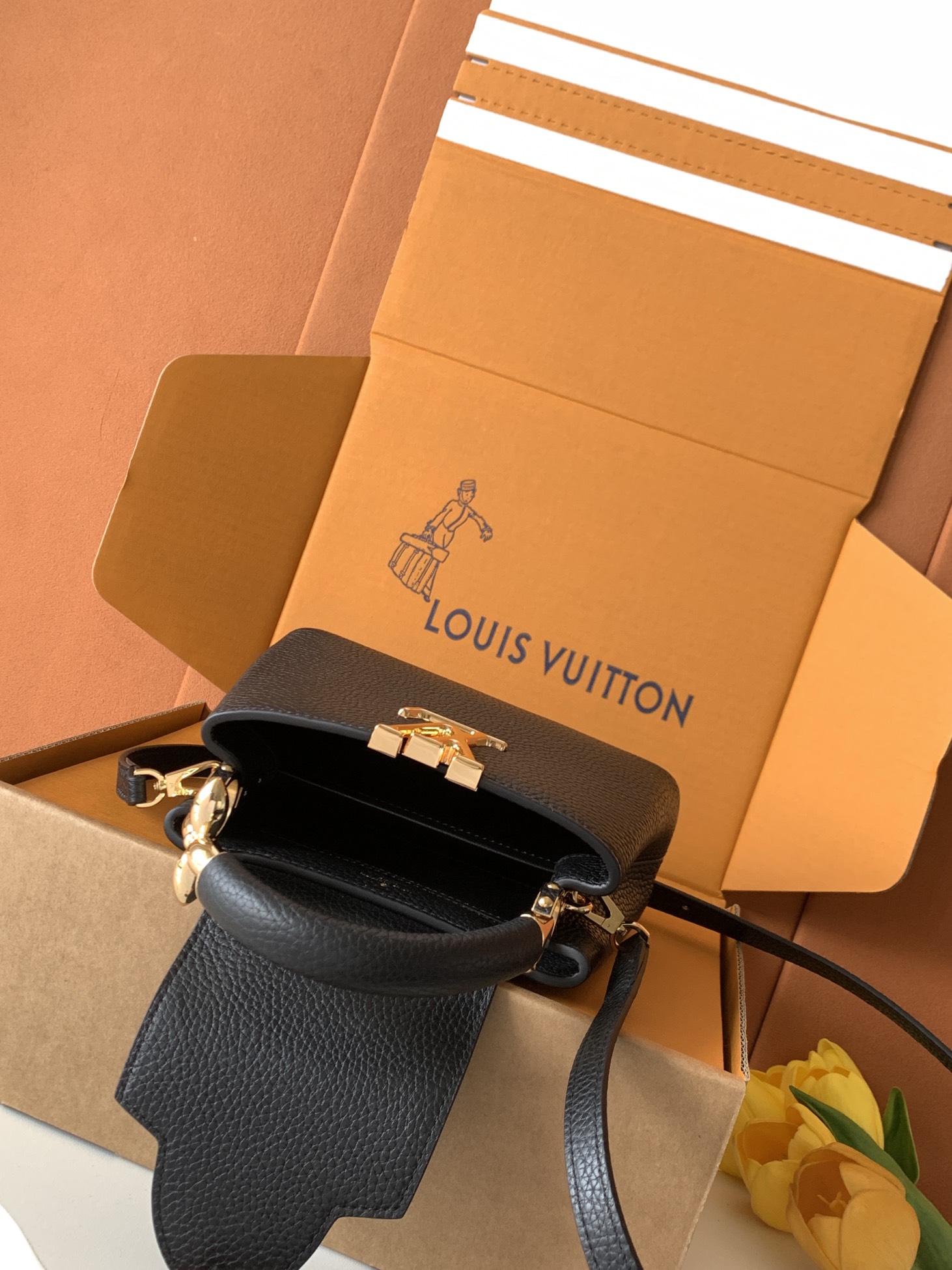 Louis Vuitton Handbag M23943 in Black