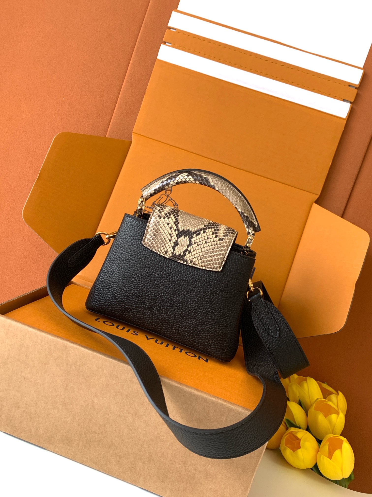 Louis Vuitton Handbag M81410 in Black