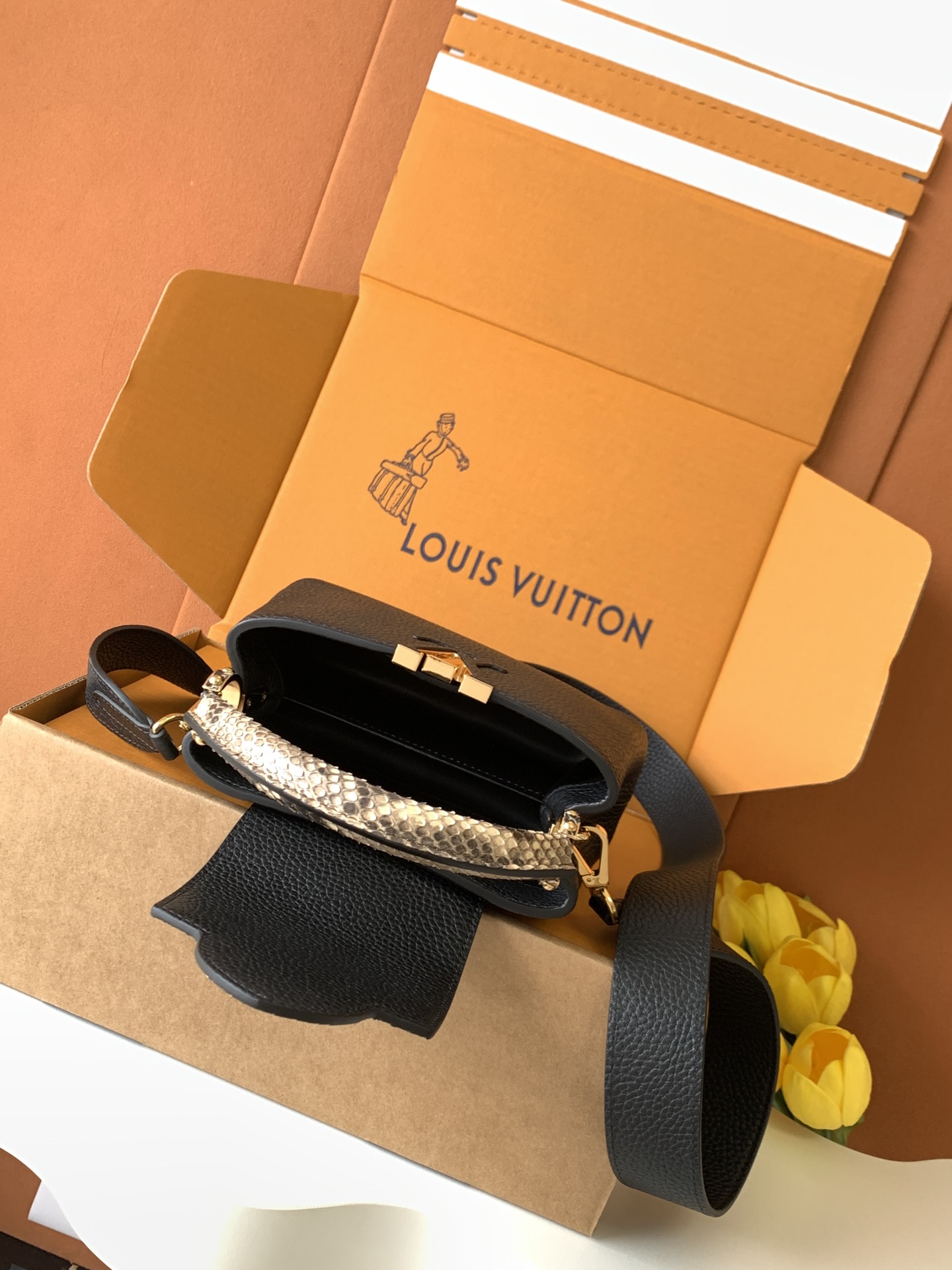 Louis Vuitton Handbag M81410 in Black