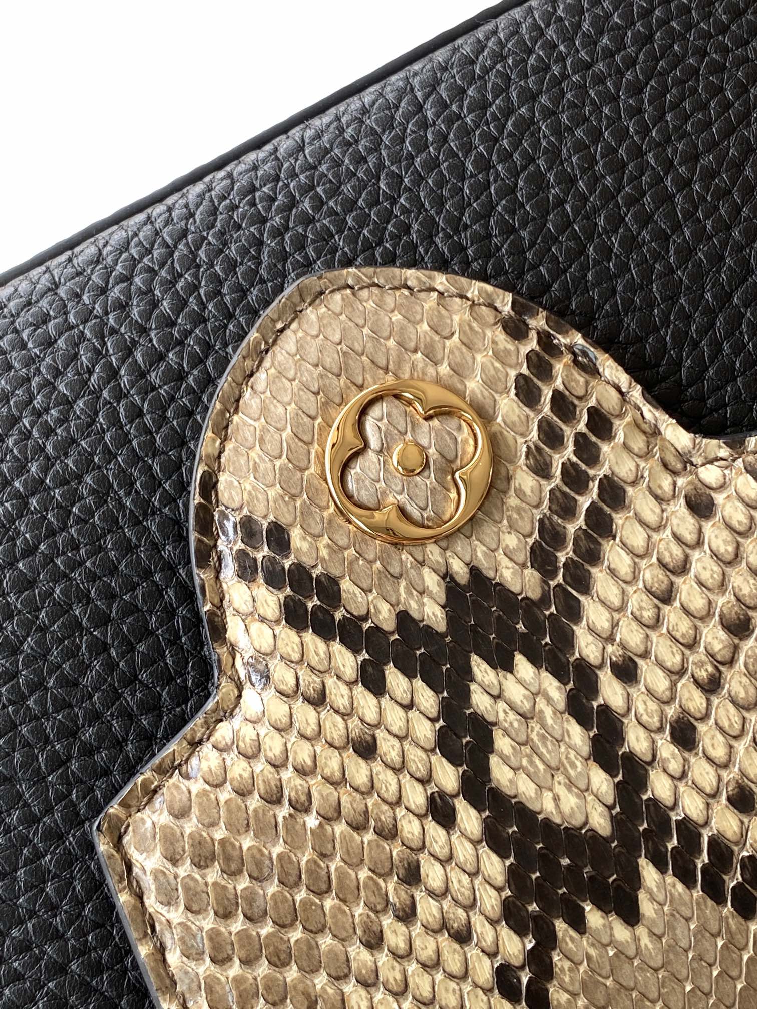 Louis Vuitton Handbag M81410 in Black