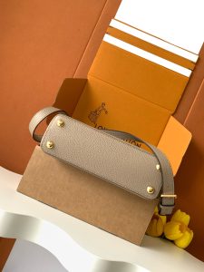 Louis Vuitton Handbag M24728