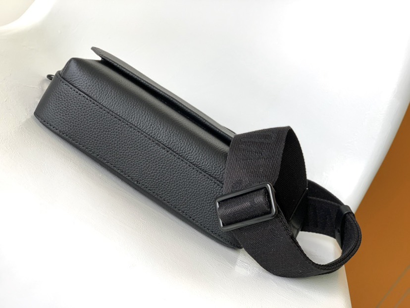 Louis Vuitton Messenger Bag in Black