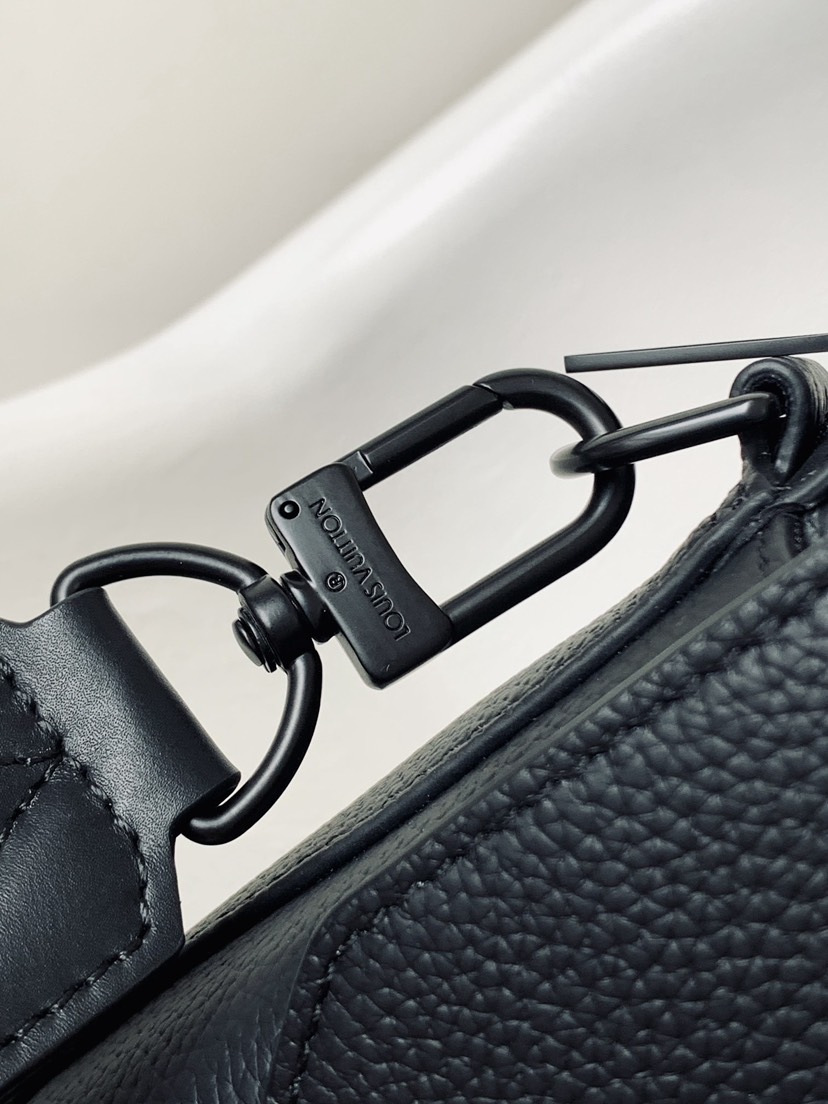 Louis Vuitton Messenger Bag in Black