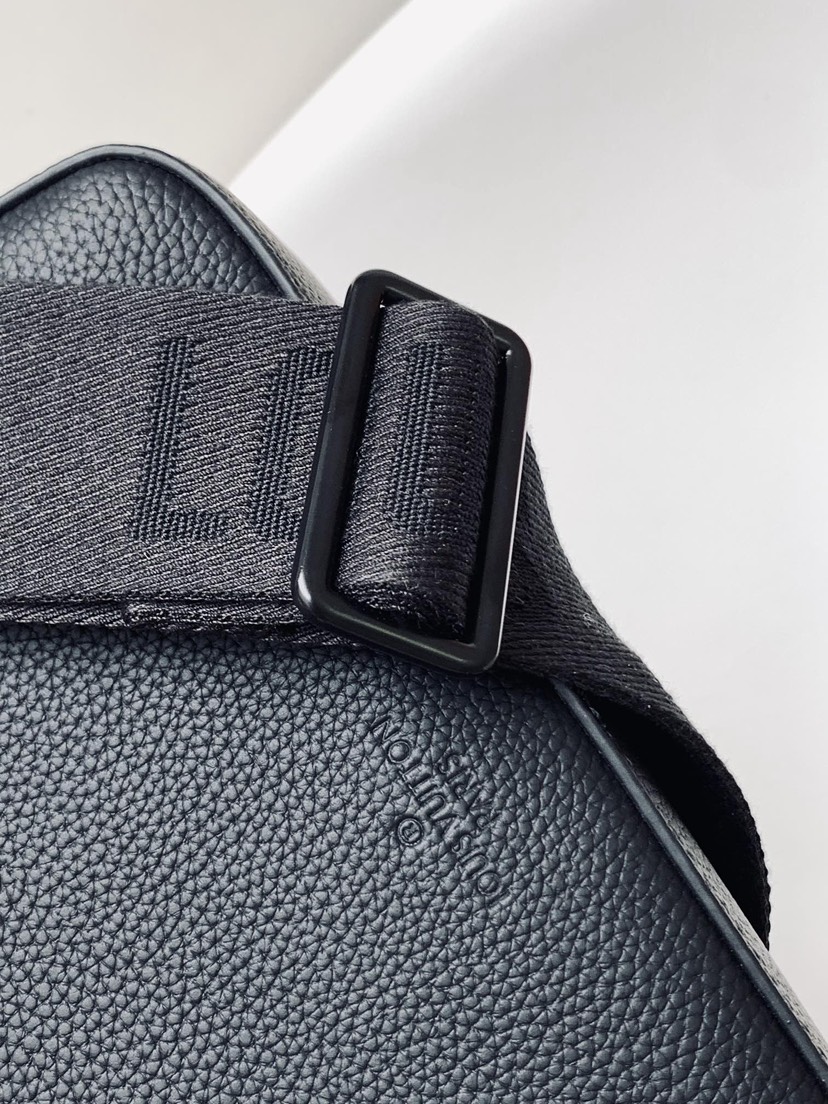Louis Vuitton Messenger Bag in Black
