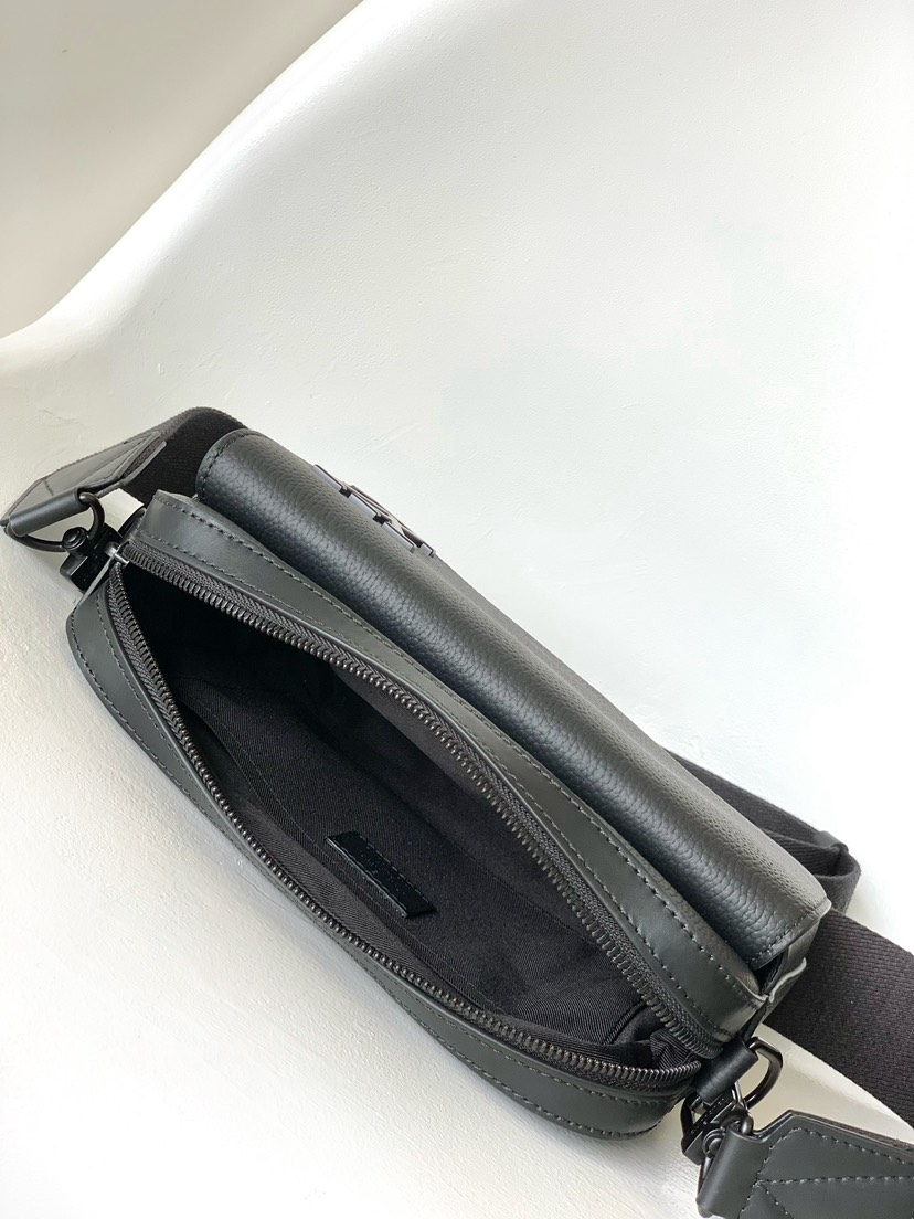 Louis Vuitton Messenger Bag in Black