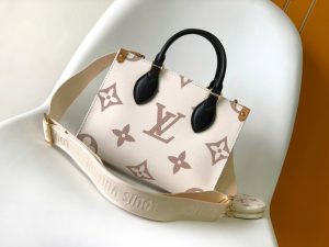 Louis Vuitton Shoulder Bag M46913