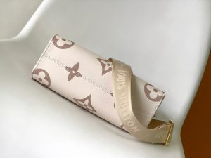 Louis Vuitton Shoulder Bag M46913