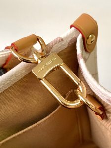 Louis Vuitton Shoulder Bag M46913