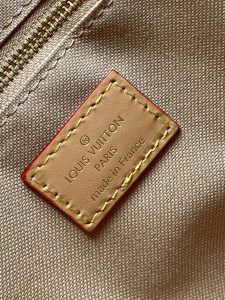 Louis Vuitton Shoulder Bag M46913