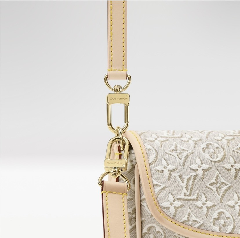 Louis Vuitton Handbag M29795 in Grey