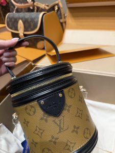 Bag 1228703637
