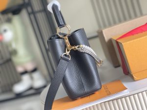 Louis Vuitton Handbag M27308 in White