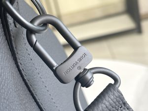 Louis Vuitton Handbag M26118