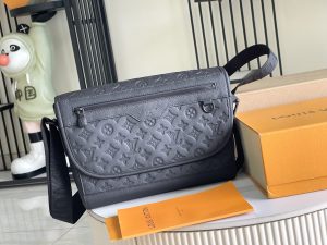 Louis Vuitton Handbag M28781