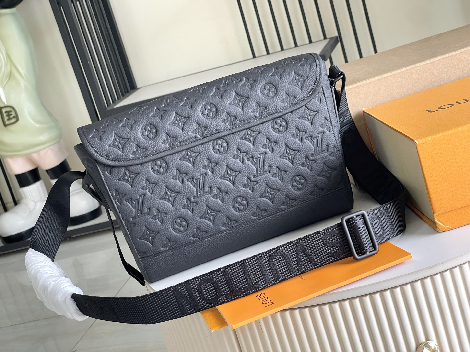 Louis Vuitton Handbag M28781