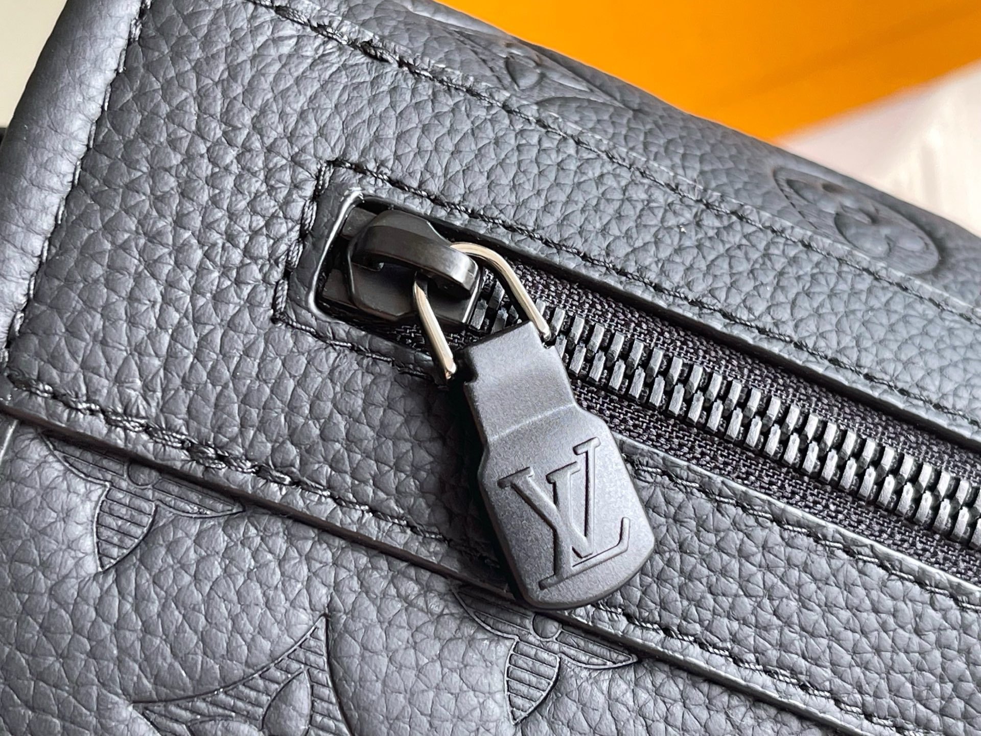 Louis Vuitton Handbag M28781