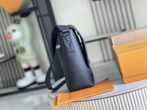 Louis Vuitton Handbag M15268