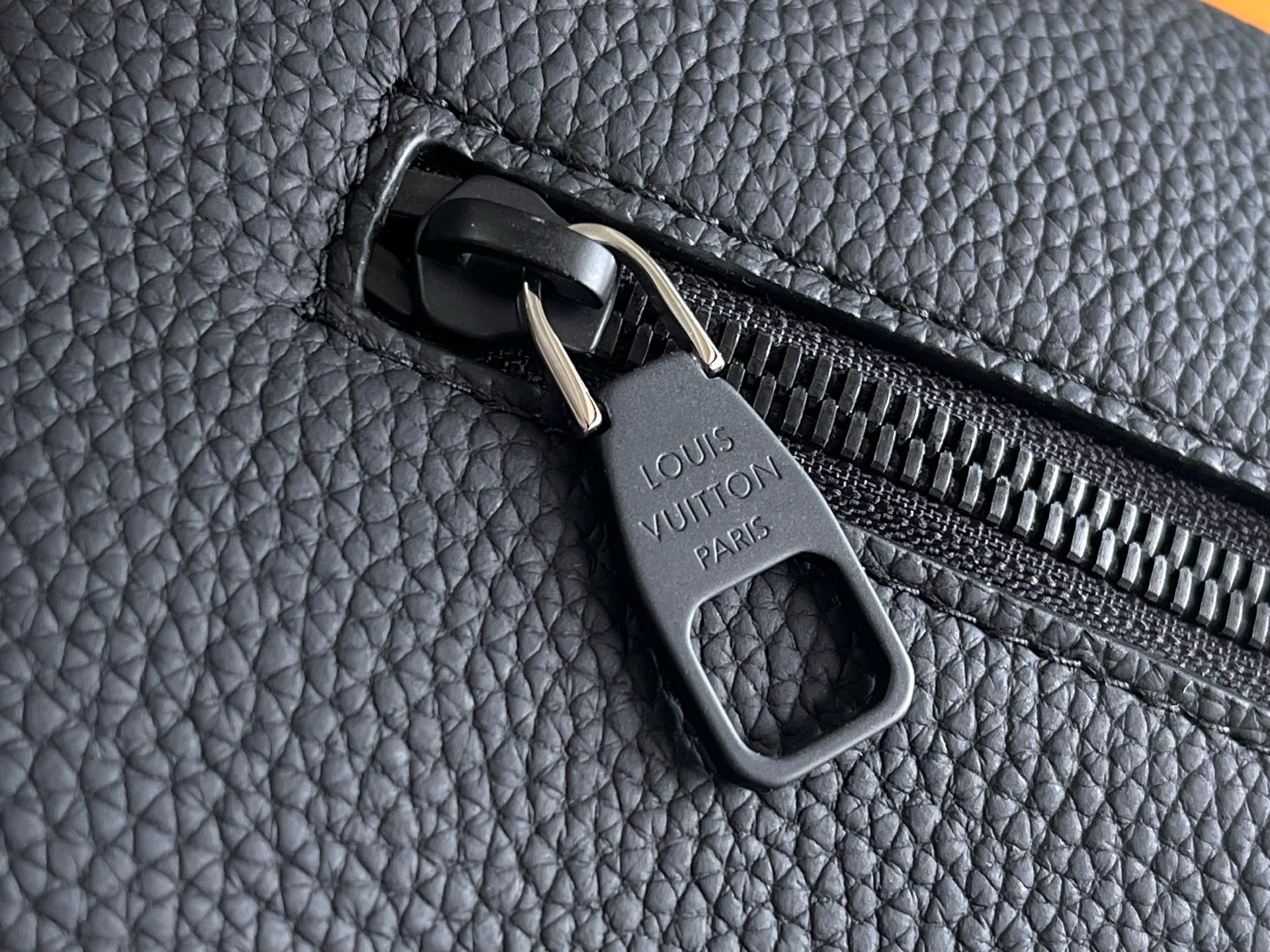 Louis Vuitton Handbag M15268