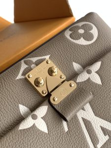 Louis Vuitton Pochette Metis Handbag M45978