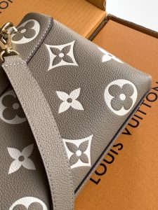 Louis Vuitton Pochette Metis Handbag M45978