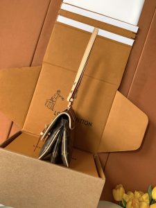 Louis Vuitton Shoulder Bag M28613