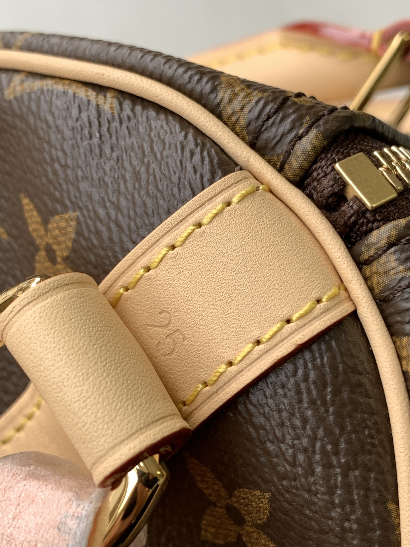 Louis Vuitton Handbag M46977