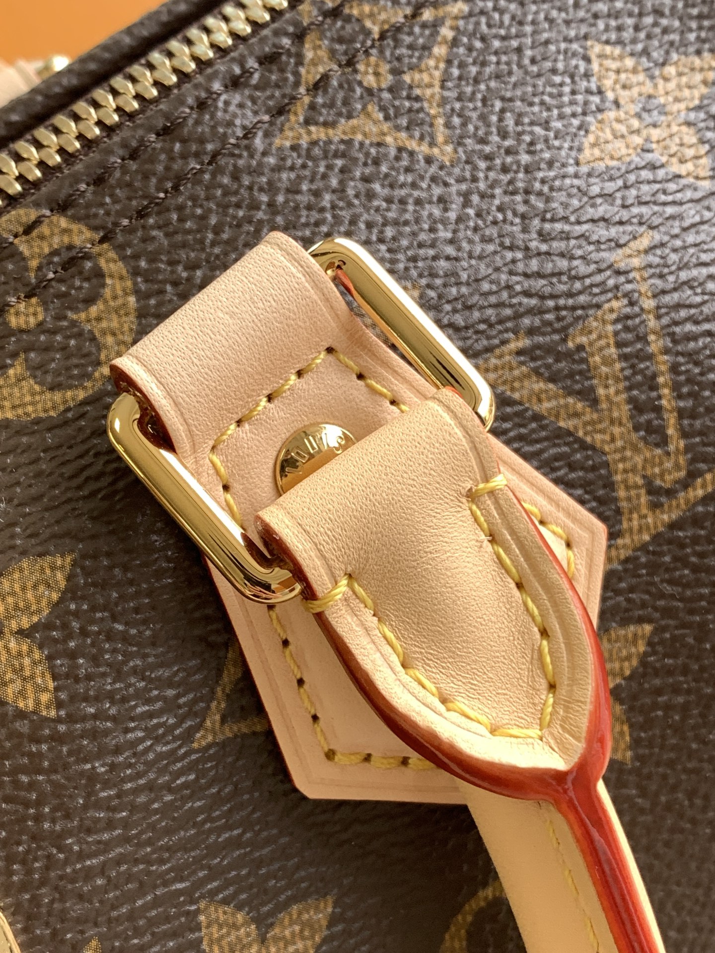Louis Vuitton Handbag M46977