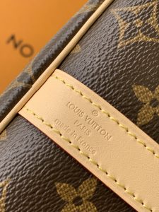 Louis Vuitton Handbag M46977