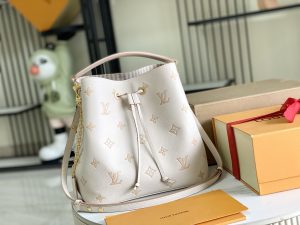 Louis Vuitton Handbag M14401