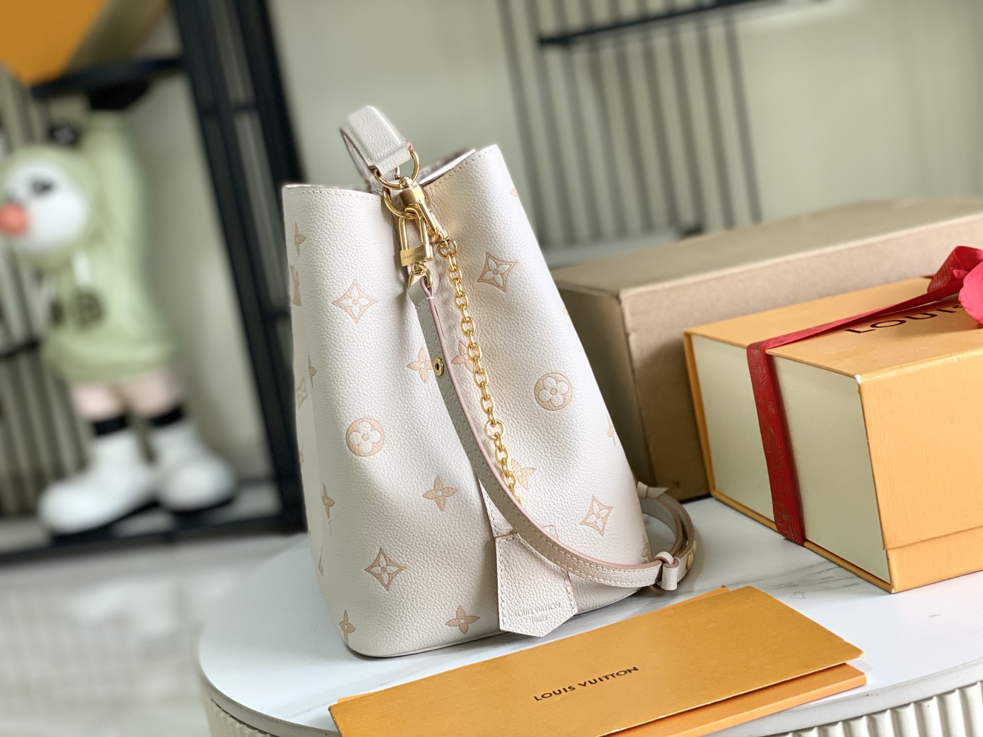 Louis Vuitton Handbag M14401