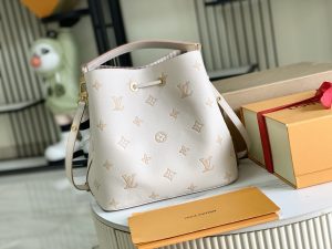 Louis Vuitton Handbag M14401
