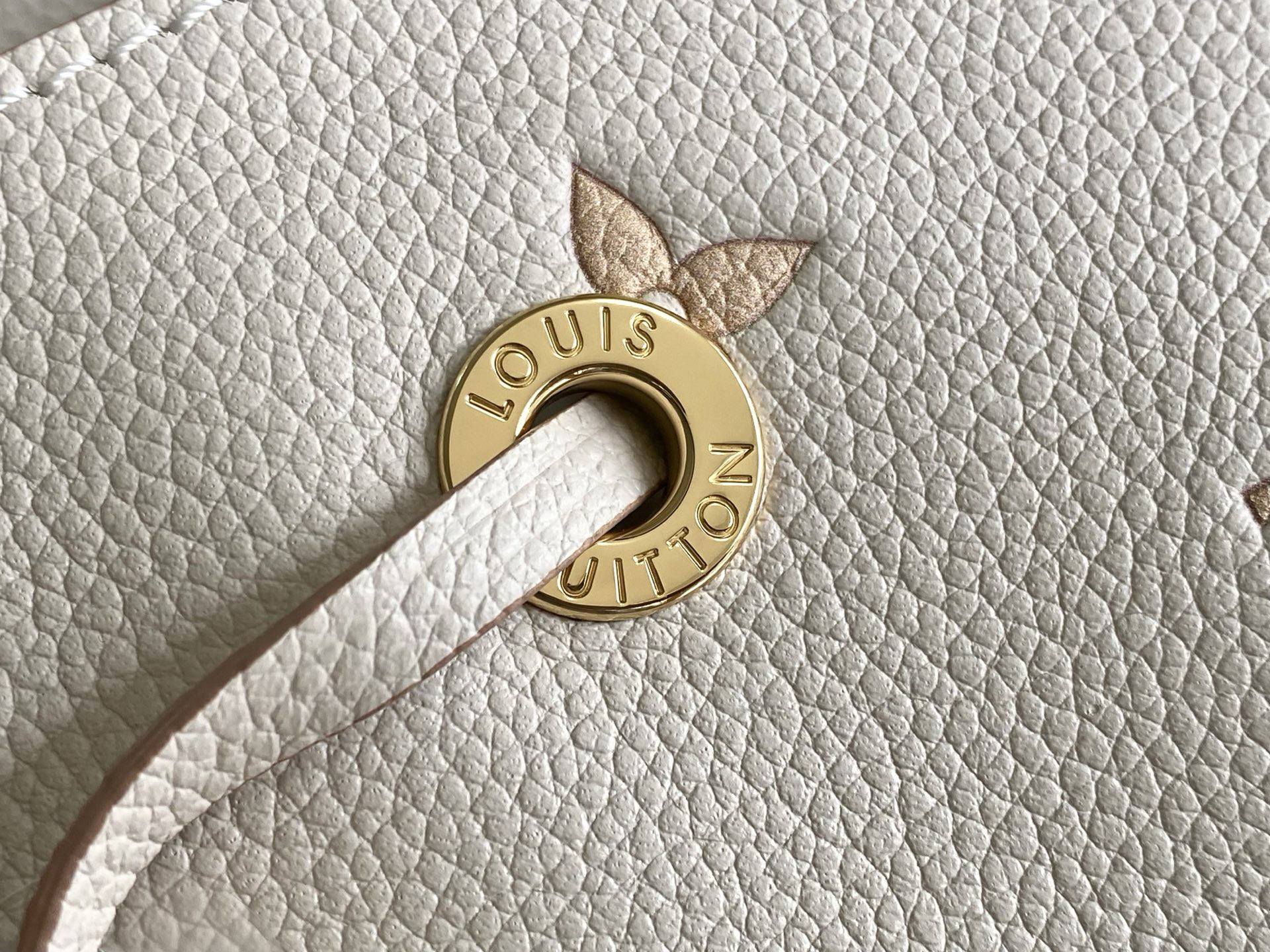 Louis Vuitton Handbag M14401