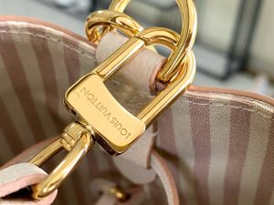 Louis Vuitton Handbag M14401