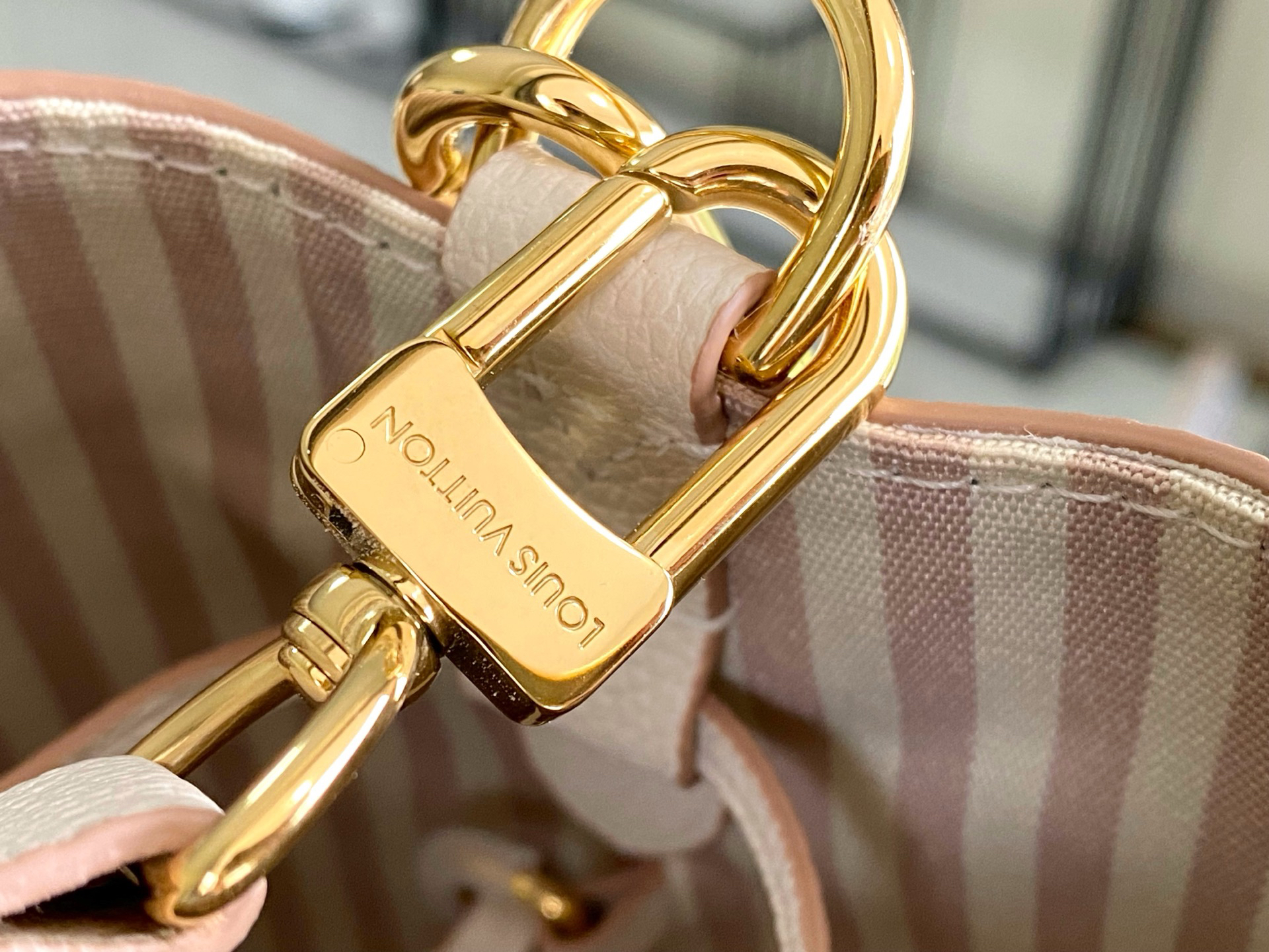 Louis Vuitton Handbag M14401