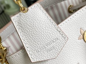 Louis Vuitton Handbag M14401