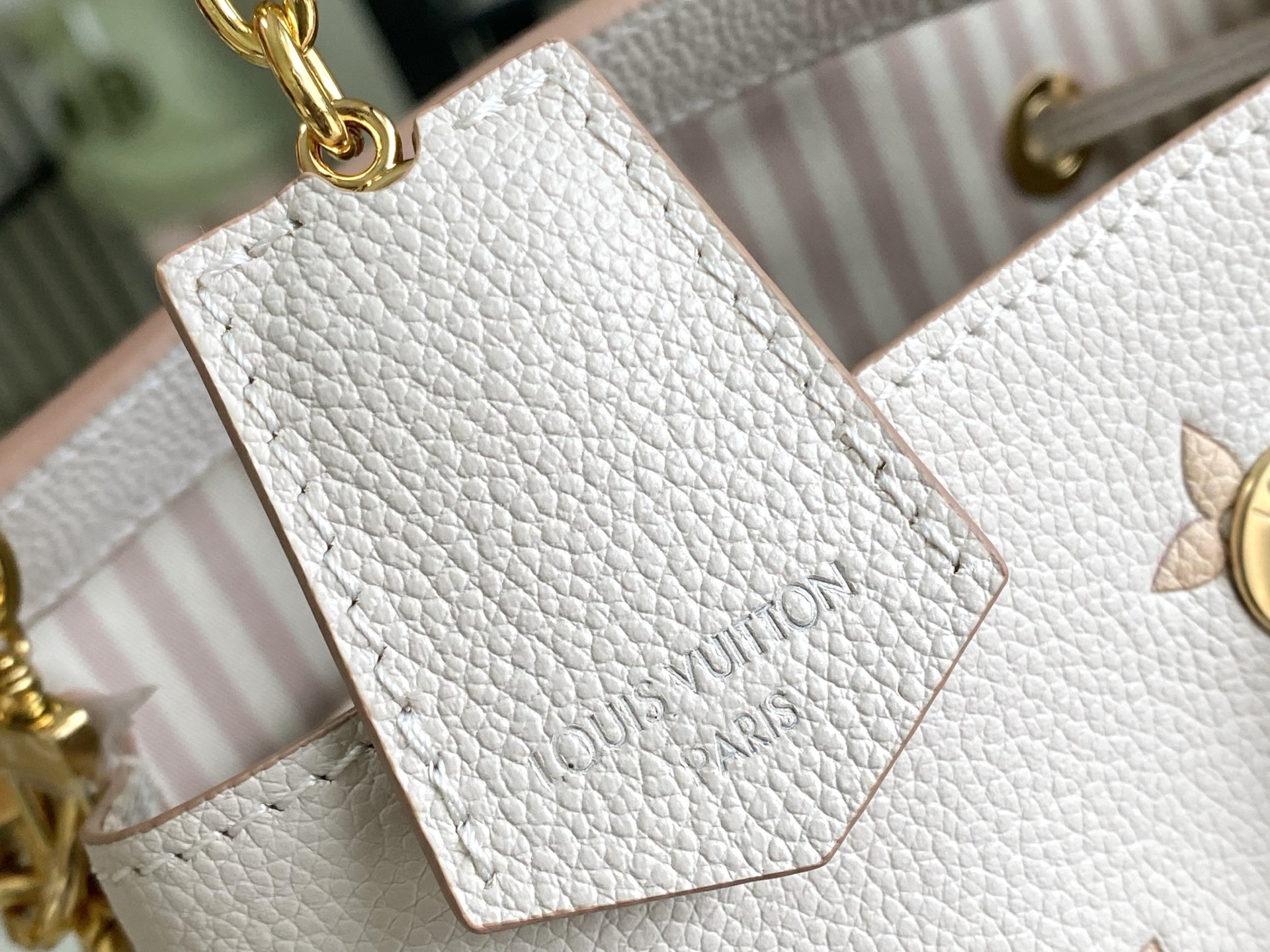Louis Vuitton Handbag M14401