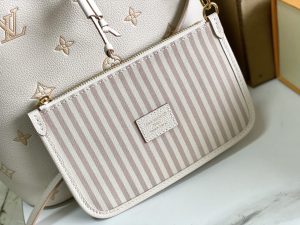 Louis Vuitton Handbag M14401