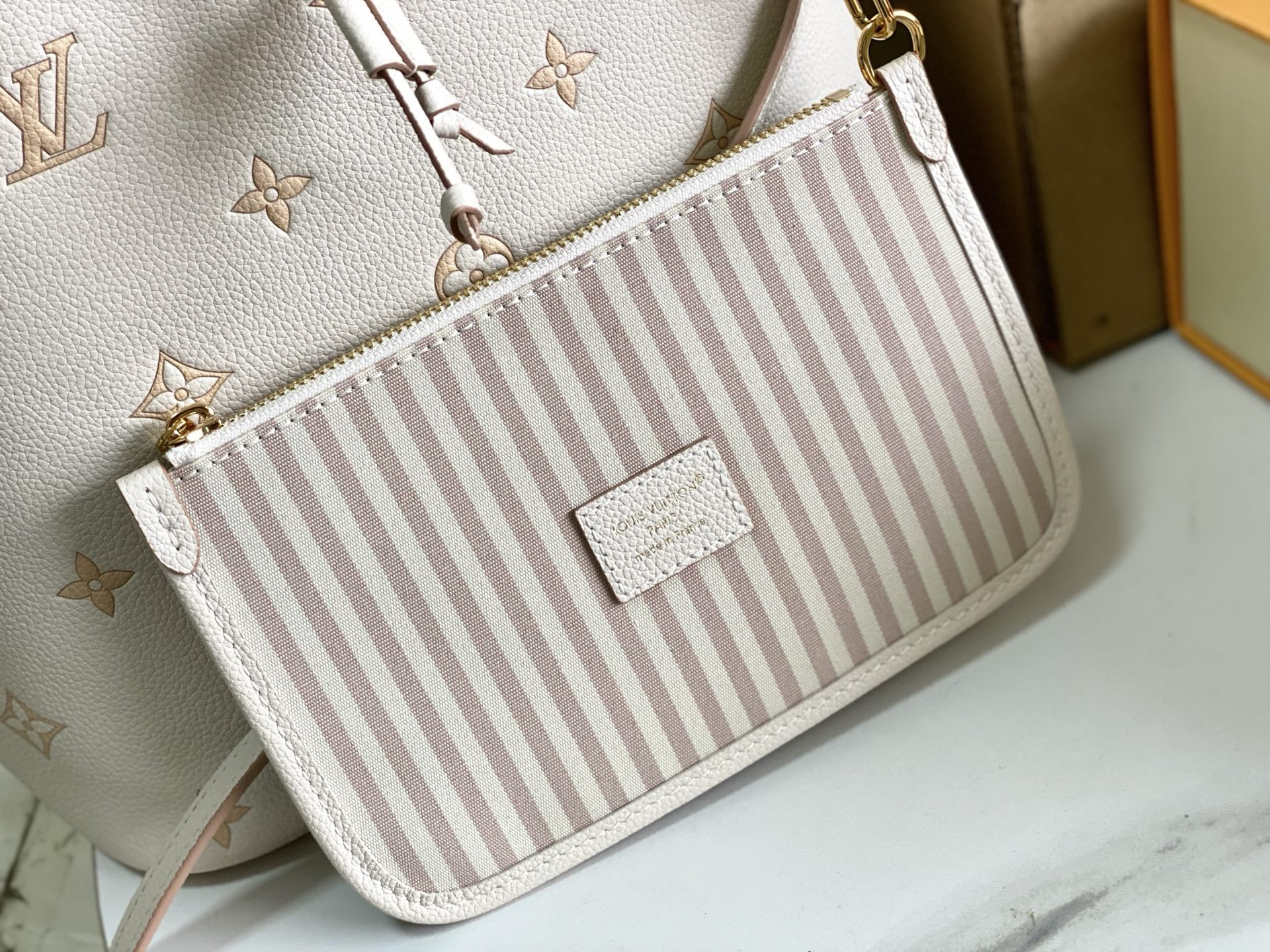 Louis Vuitton Handbag M14401
