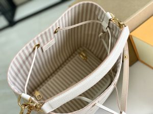 Louis Vuitton Handbag M14401