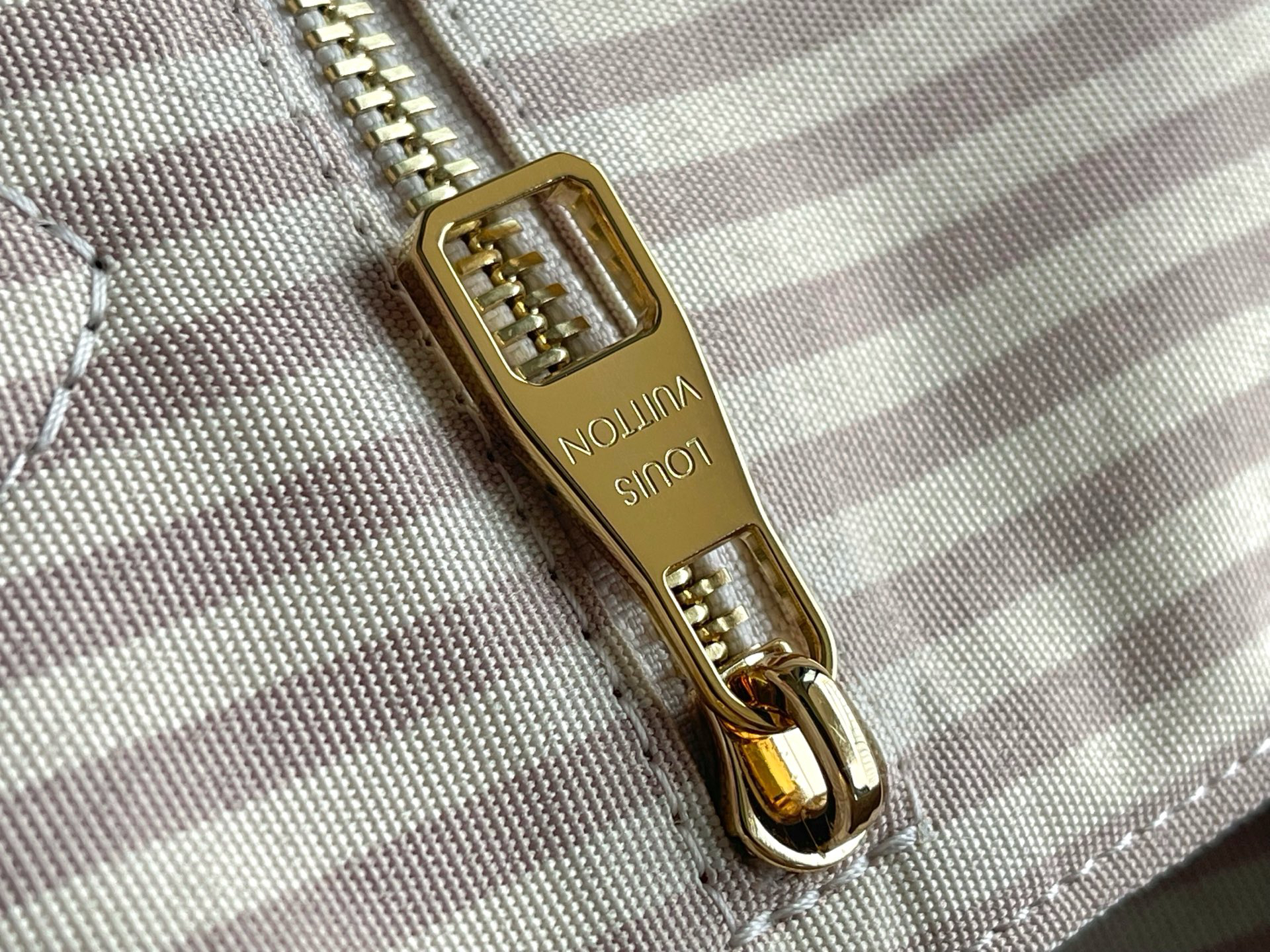 Louis Vuitton Handbag M14285