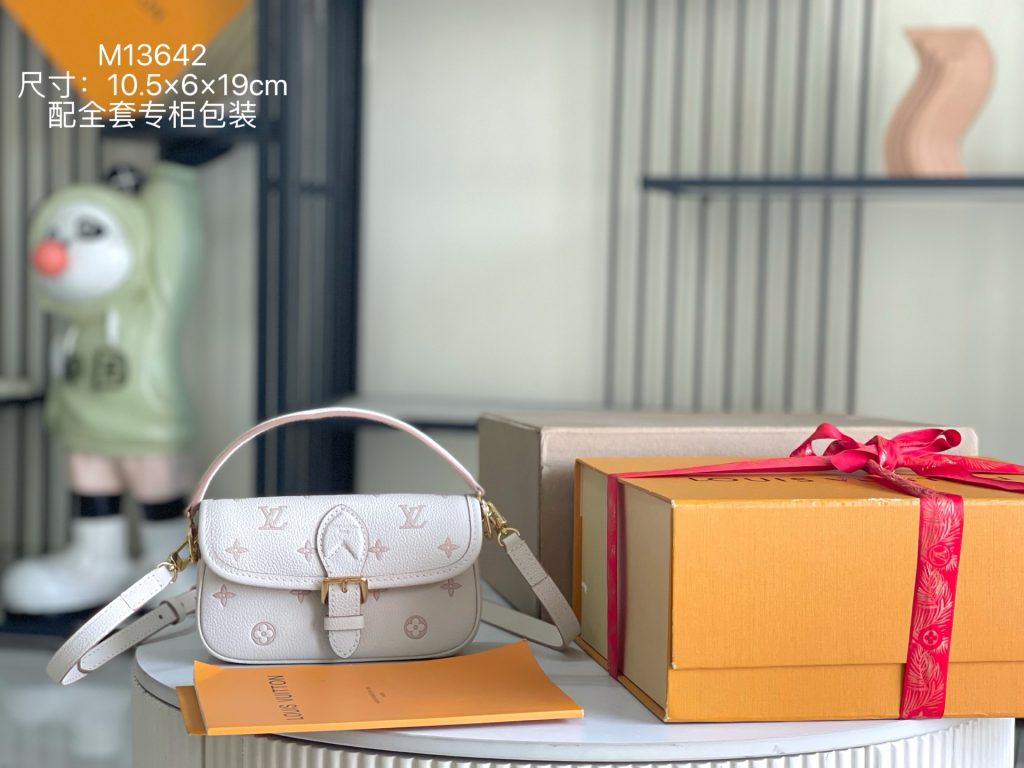 Louis Vuitton Handbag M13642