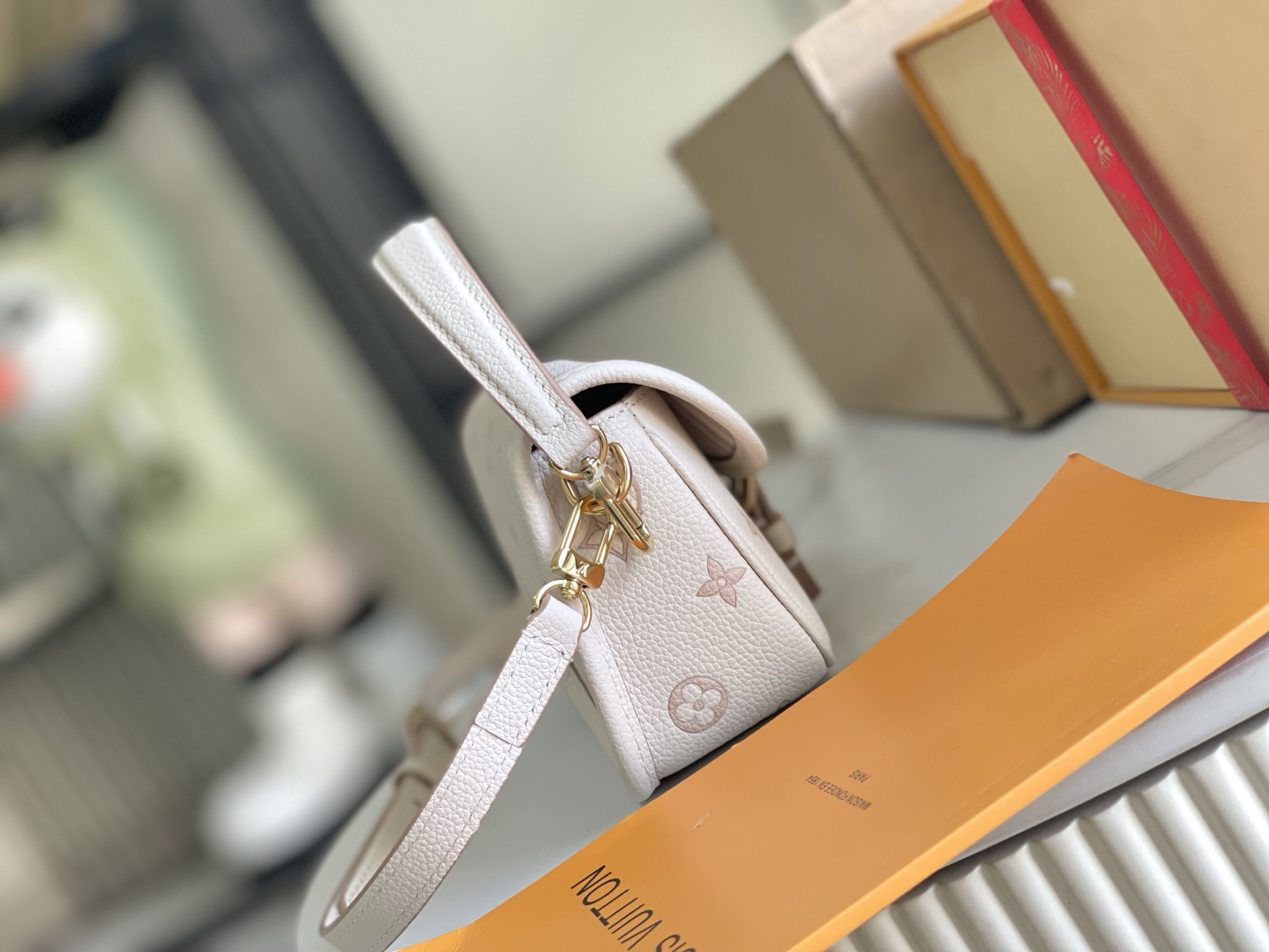 Louis Vuitton Handbag M13642