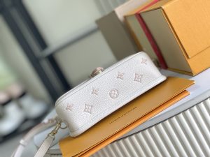 Louis Vuitton Handbag M13642