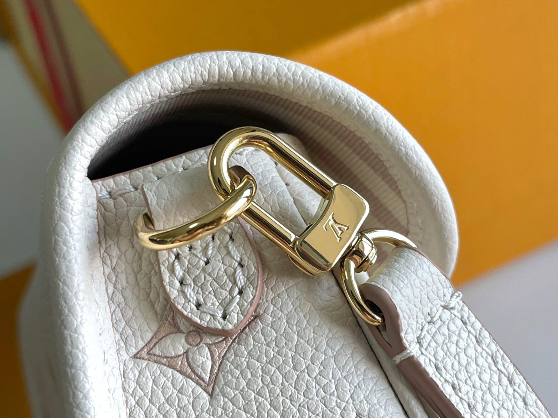 Louis Vuitton Handbag M13642