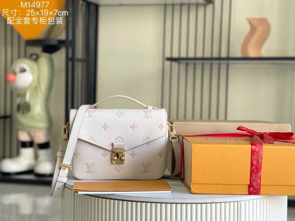 Louis Vuitton Handbag M14977